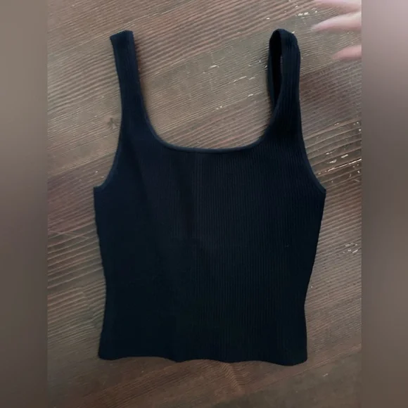NWOT Aritzia Babaton sculpt knit tank - Picture 4 of 4